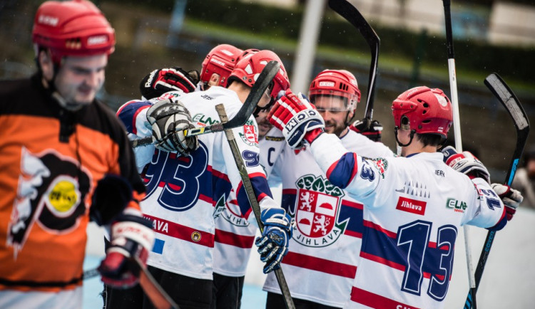 Derby v Moravské hokejbalové lize jasně ovládla rezerva SK Jihlava. S Flyers si poradila 7:2