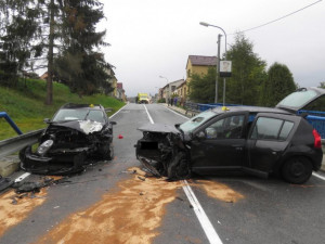 Opilý řidič způsobil nehodu v Mrákotíně. Tři lidé skončili v nemocnici, škoda je 350 tisíc korun