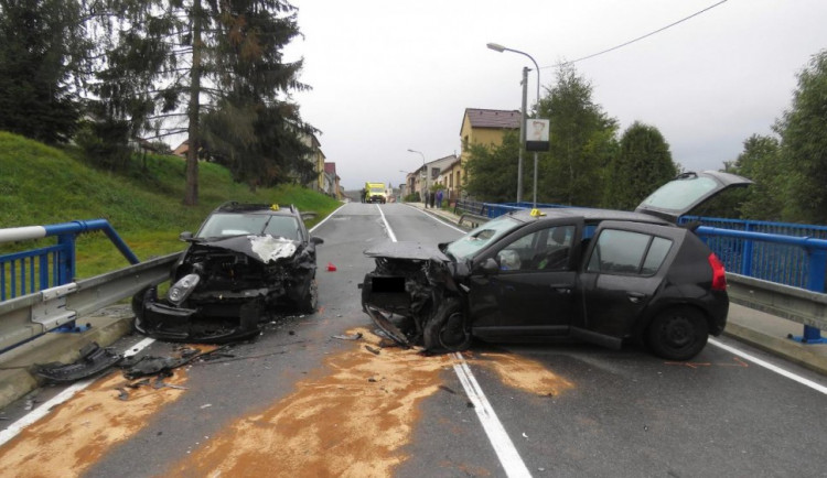 Opilý řidič způsobil nehodu v Mrákotíně. Tři lidé skončili v nemocnici, škoda je 350 tisíc korun