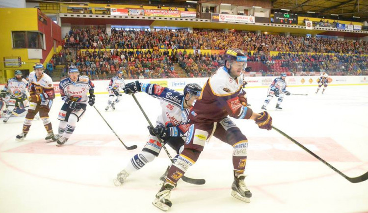 Tři body zůstávají doma! Dukla v závěru obrátila duel proti Vítkovicím