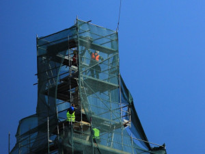 FOTO: Ukládání trámu na opravovanou věž sv. Ducha v Telči zdržela mlha. Pomáhal vrtulník