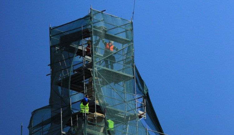 Ukládání trámu na opravovanou věž sv. Ducha v Telči zdržela mlha. Pomáhal vrtulník