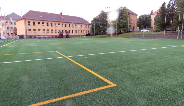 Nová umělá tráva na "Rošárně" je už položena. Příští týden by měla jít do zkušebního provozu