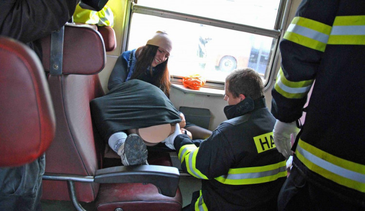 Práce porodní asistentky není cizí ani havlíčkobrodským hasičům