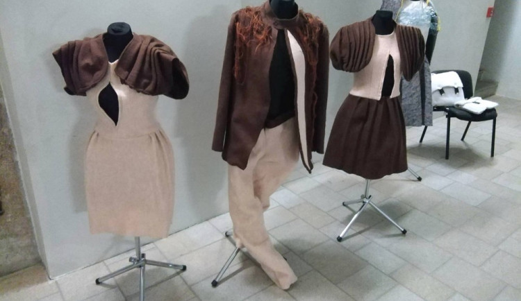 FOTO: Jihlavskou radnici zdobí šaty z čajových sáčků. Módu vyrobili studenti z Helenína