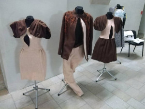 FOTO: Jihlavskou radnici zdobí šaty z čajových sáčků. Módu vyrobili studenti z Helenína