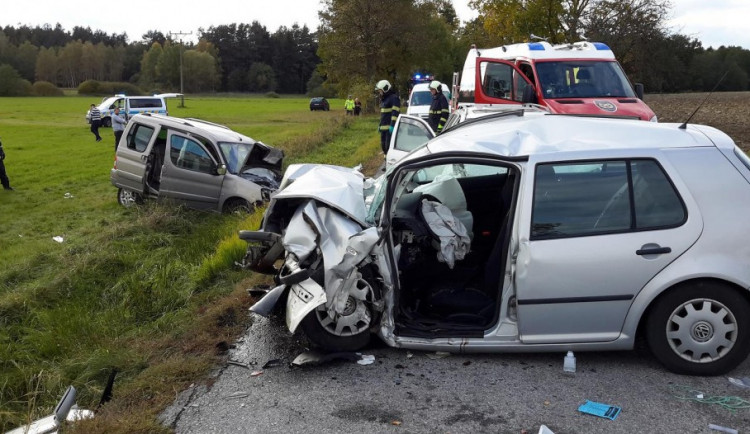 Při vážné dopravní nehodě na silnici mezi obcemi Kaliště a Zaliny se těžce zranili čtyři lidé