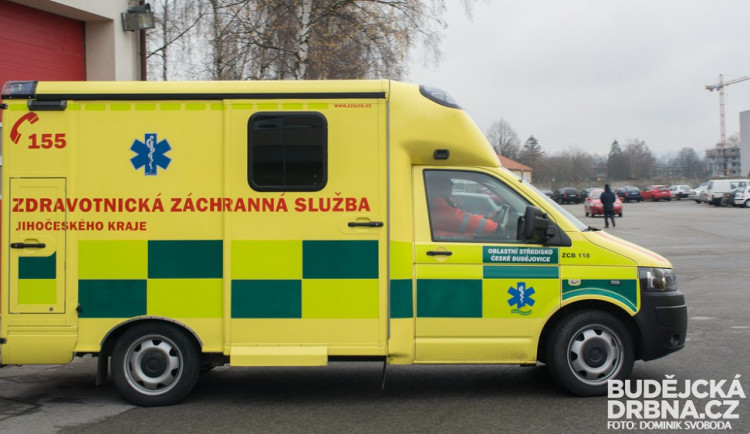Mladý motorkář odnesl havárii těžkými zraněními