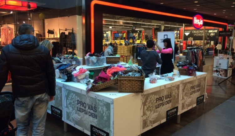 V City Parku se budou prodávat šátky pro dobrou věc. Výtěžek půjde na jihlavskou onkologii