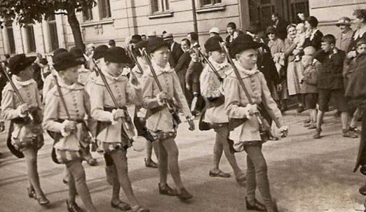 DRBNA HISTORIČKA: Havířské průvody - přes pochybné určení milénia až po vznik krásné tradice