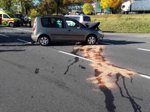 U Štoků došlo k vážné nehodě, srazila se dvě auta s dodávkou. Zranilo se celkem osm lidí