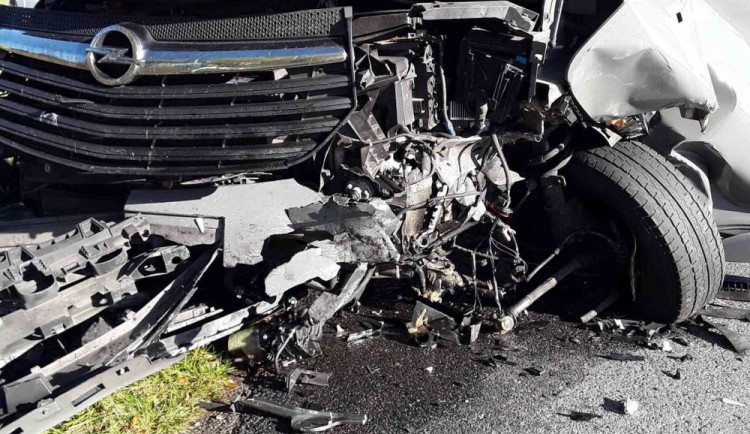 U Štoků došlo k vážné nehodě, srazila se dvě auta s dodávkou. Zranilo se celkem osm lidí