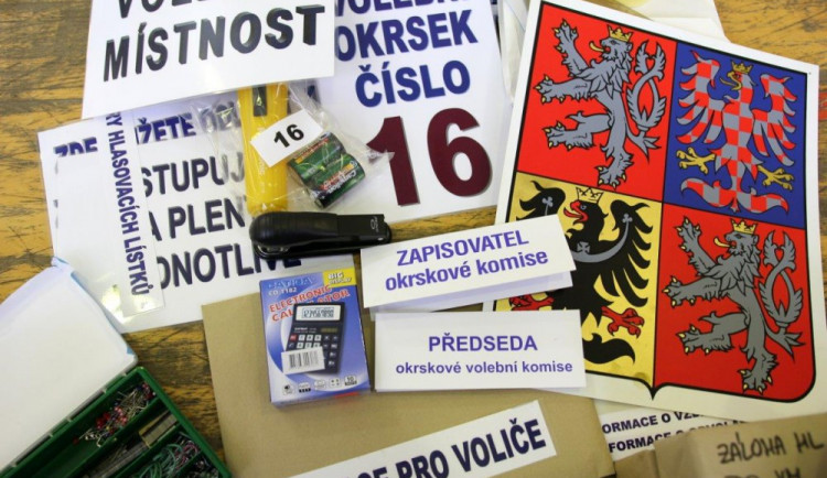 Na jihlavském magistrátu vrcholí přípravy. Na svém místě už jsou plenty a urny