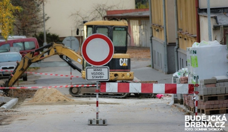 Část Střížovské ulice v Českých Budějovicích bude deset dnů neprůjezdná