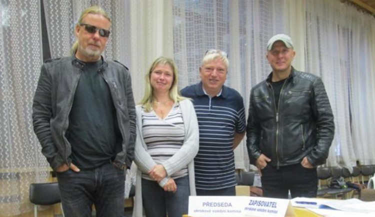 Slavní muzikanti se zapisovatelkou Michaelou Jiráčkovou a předsedou komise Pavlem Schmidtem