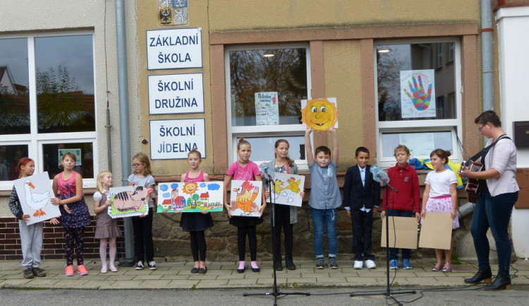 Škola v Dolní Cerekvi  slaví výročí. Občerstvení na oslavy připravili sami žáci