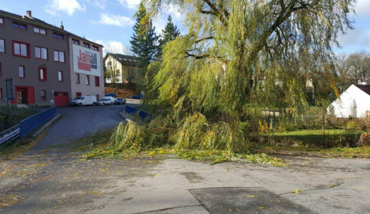 Vichřice si vyžádala dvě oběti, jednu na Vysočině. Hasiči zde vyjeli k více než stovce případů