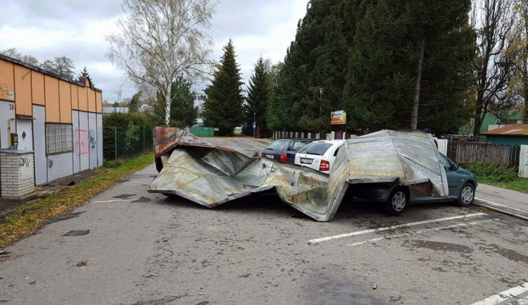 Desítky tisíc domácností zůstaly bez elektřiny, stromy blokují železniční spoje. Na Vysočině hlásí další úmrtí