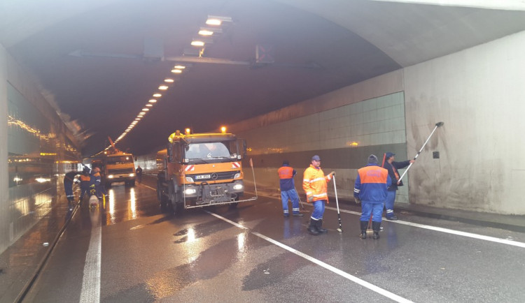 Zaměstnanci SMJ při mytí Jihlavského tunelu