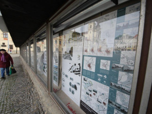 Vitríny jihlavského Prioru oživila výstava studentů. Ukazuje budoucnost centra města