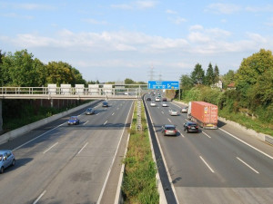 Hořící nákladní auto s koberci na 80. kilometru dálnice D1 zastavilo provoz v obou směrech