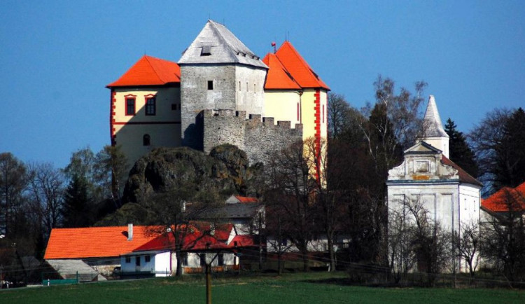 Na hradech Roštejn a Kámen skončila turistická sezona. Kolik lidí prošlo jejich branami?