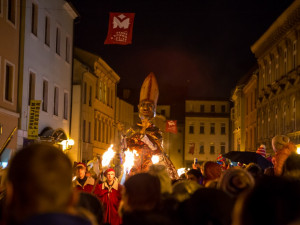 FOTO + VIDEO: Sv. Martin sníh do Jihlavy nepřivezl, zato měl problémy se sedlem. Ohňostroj nadchl