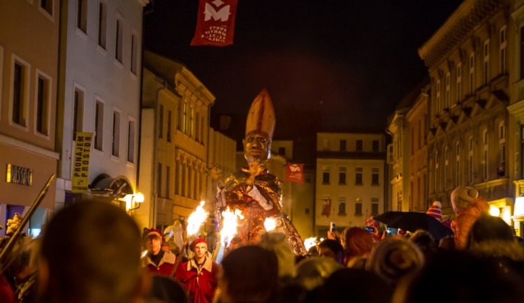 FOTO: Svatý Martin sníh do Jihlavy nepřivezl, zato měl problémy se sedlem. Ohňostroj nadchl