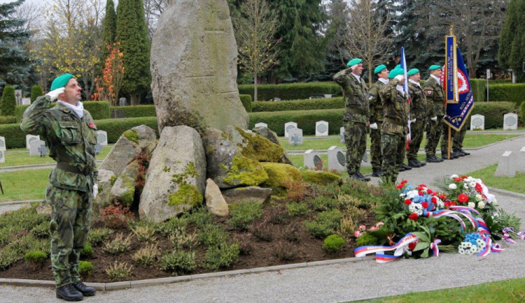 Jihlava si 11. listopadu na ústředním hřbitově připomněla válečné veterány