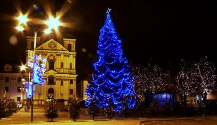 Jihlavské náměstí brzy oživí vánoční výzdoba. Strom s novými ozdobami se rozsvítí 3. prosince