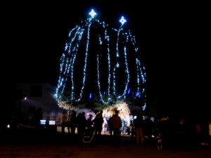 FOTO + VIDEO: V Cejli s předstihem rozsvítili vánoční strom. Za dětmi přišel i Mikuláš s dárky