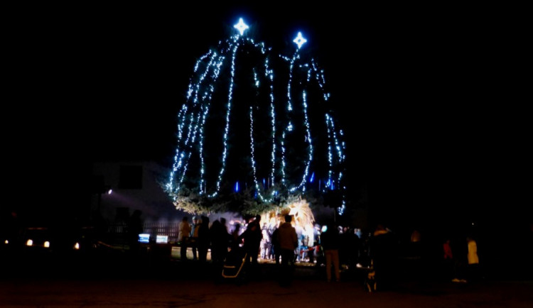 V Cejli s předstihem rozsvítili vánoční strom. Za dětmi přišel i Mikuláš s dárky