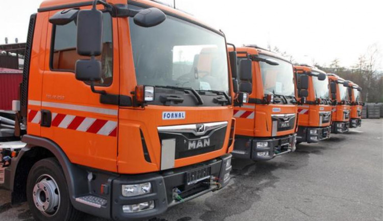 Krajští silničáři mají nová vozidla na údržbu. Po Vánocích dostanou také sypače