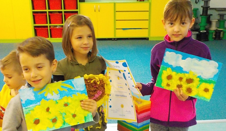Oceněné děti z MŠ Mašinka se svými výtvory.