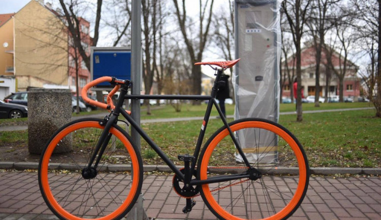 Nové parkovací automaty už zaujímají své pozice