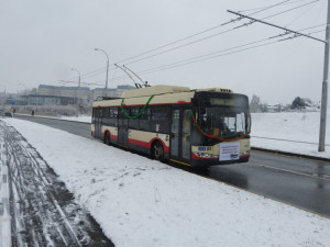 FOTO + VIDEO: V Jihlavě pojedou trolejbusy Vrchlického ulicí. První zájemce svezli už dnes