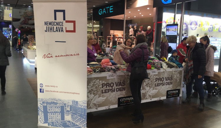 Letošní Šátkový veletrh byl úspěšný. Na onkologii díky němu poputuje přes padesát tisíc korun