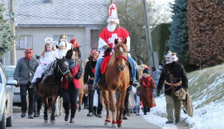 Děti v Rohozné na Jihlavsku obdaruje Mikuláš se svou družinou. Všichni pojedou na koních