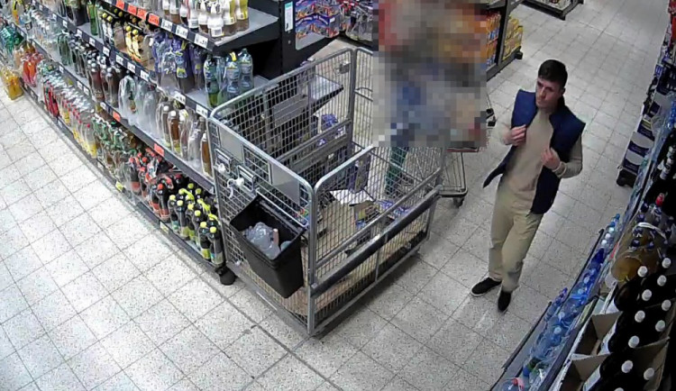 Dva muži okradli třiasedmdesátiletou seniorku. Přišla o peněženku a všechny doklady