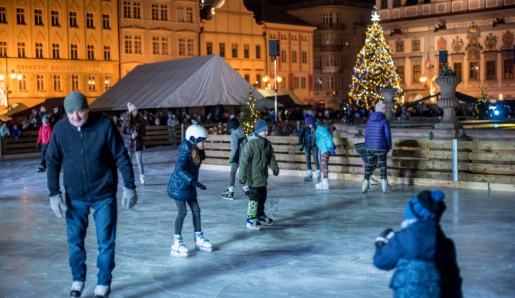 VIDEO: Budějckou ledovou adventní raritu otestují hokejové legendy i motorácký potěr