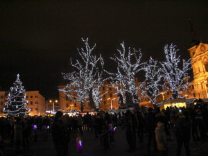 FOTO: Jihlava opět rozsvítila vánoční stromeček. Letos společně s anděly na kašně