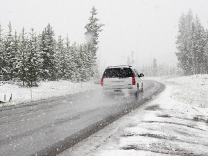 SJÍZDNOST: Na Vysočině jsou kvůli sněžení silnice hůř sjízdné, policisté řešili několik nehod