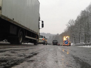 Nehoda na 132. kilometru dálnice D1 zastavila provoz směrem na Brno. Bouraly dva kamiony