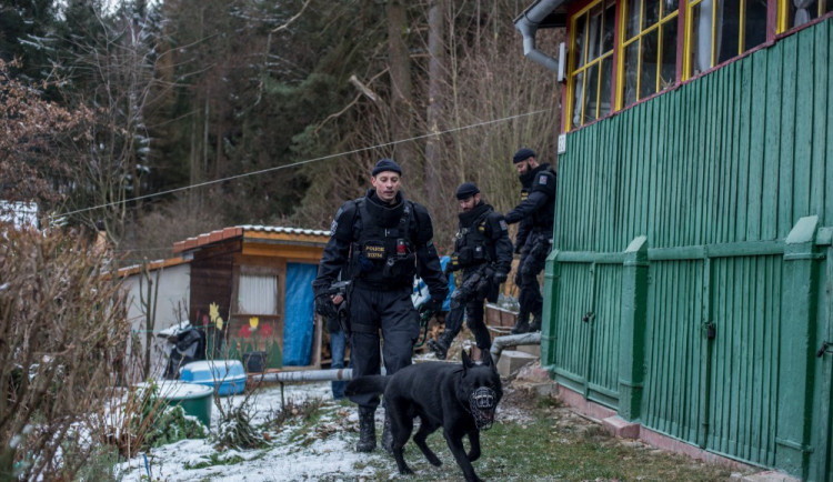 VIDEO: Policisté se svými čtyřnohými parťáky teď mnohem častěji kontrolují chaty a chalupy