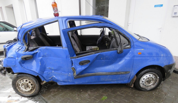 Řidič s téměř třemi promile boural. Poškodil zastávku a další auto, lhal policistům