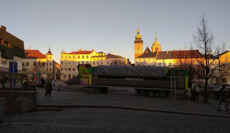 Autodrom mizí z Masarykova náměstí, kolotoč zatím zůstává. Byly stížnosti, říká provozovatelka