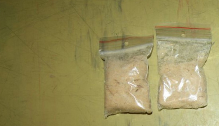 Kriminalisté zadrželi jednadvacetiletého muže, který prodával na Jihlavsku pervitin a marihuanu