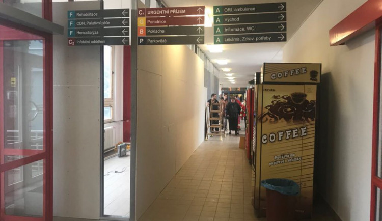 Na chodbách jihlavské nemocnice už nebude profukovat. Mění se okna, opraví se i hlavní vchod