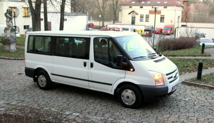 Jihlavští dobrovolní hasiči mají nové auto. Vejde se do něj až devět lidí  