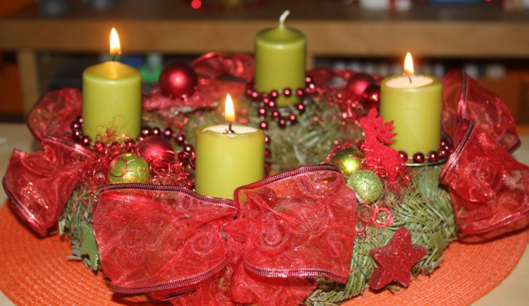 Na adventním věnci zapalujeme už třetí svíčku